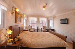 Deluxe double with city view, king bed, private facilities (bath and shower), and breakfast